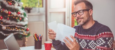 Adam Noel mektubu açma