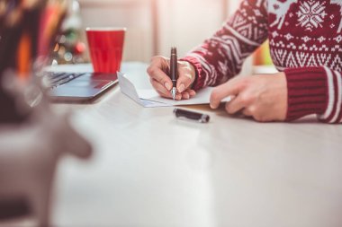 Kadın Noel mektup yazma 