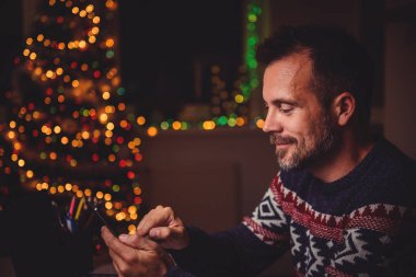 evde akıllı telefon kullanan adam 