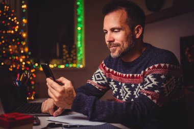 evde akıllı telefon kullanan adam 