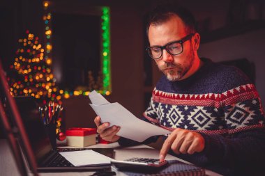 Noel tatilinde çalışan adam