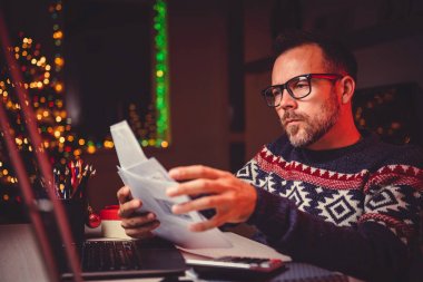 Endişeli adam posta kontrol 