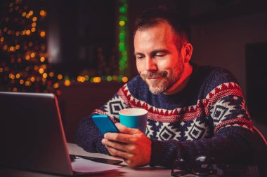 evde akıllı telefon kullanan adam 