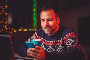 evde akıllı telefon kullanan adam 