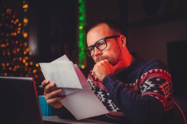 Endişeli adam posta kontrol 