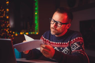 Endişeli adam posta kontrol 