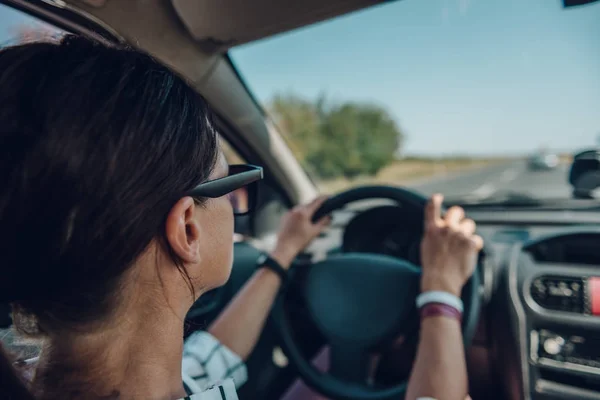Mulher Dirigindo Carro Durante Dia Desfrutando — Fotografia de Stock