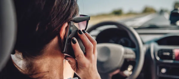 Mulher dirigindo carro e falando no telefone inteligente — Fotografia de Stock