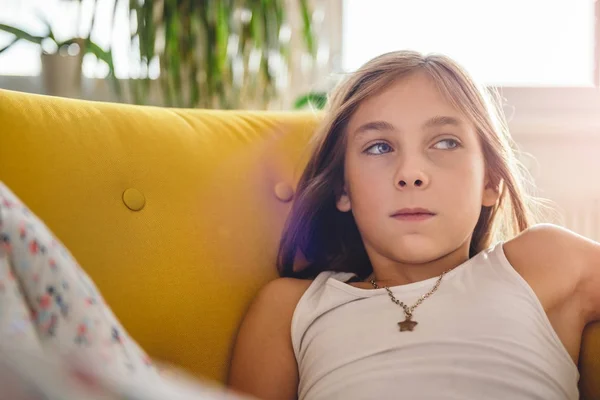 Bambina Che Indossa Una Camicia Senza Maniche Seduta Sul Divano — Foto Stock