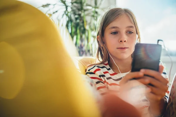 Bambina ascoltando musica — Foto Stock