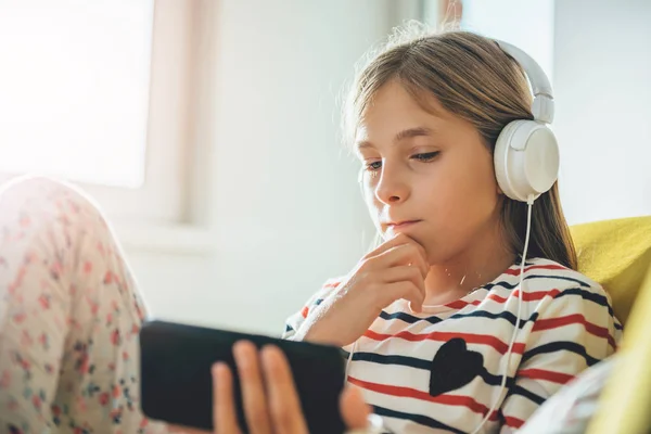 Bambina ascoltando musica — Foto Stock