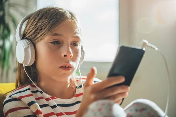 Bambina ascoltando musica — Foto Stock