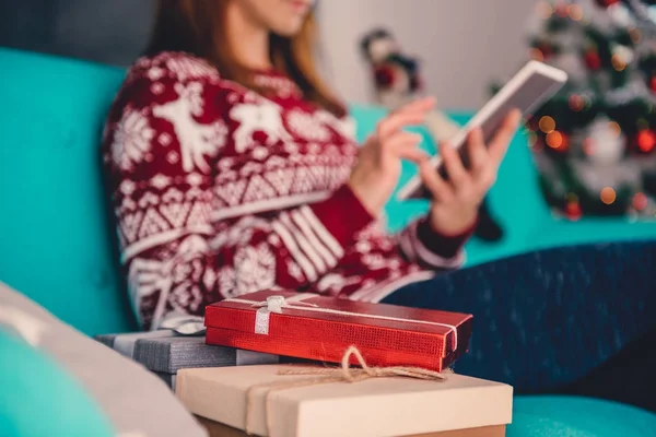 Regalos de Navidad en el sofá —  Fotos de Stock