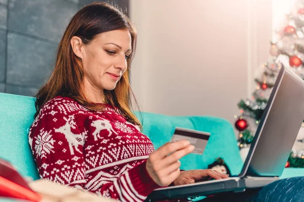 Vrouw thuis online winkelen — Stockfoto