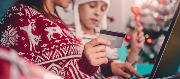 Moeder en dochter online winkelen — Stockfoto