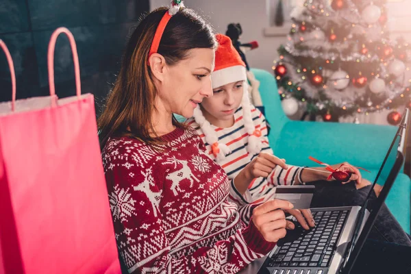 Madre e figlia shopping online — Foto Stock