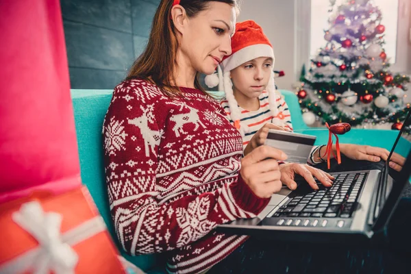 Madre e figlia shopping online — Foto Stock