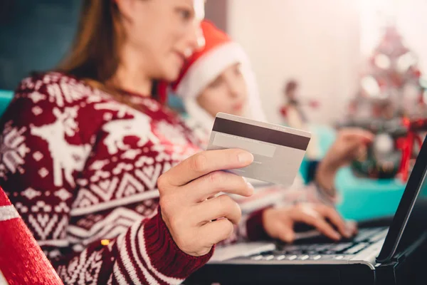 Mother and daughter shopping online — Stock Photo, Image