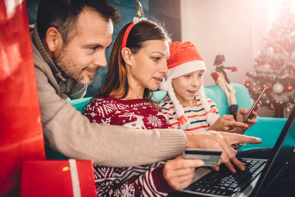 Famiglia a casa shopping online — Foto Stock