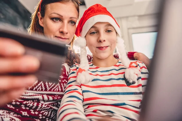 Madre e hija usando tarjeta de crédito —  Fotos de Stock