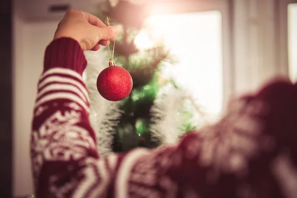 Mulher que decora árvore de Natal — Fotografia de Stock