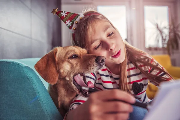 Ragazza con cane scrittura lista dei desideri — Foto Stock