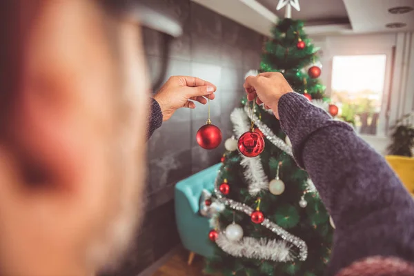 Homem decoração árvore de Natal — Fotografia de Stock