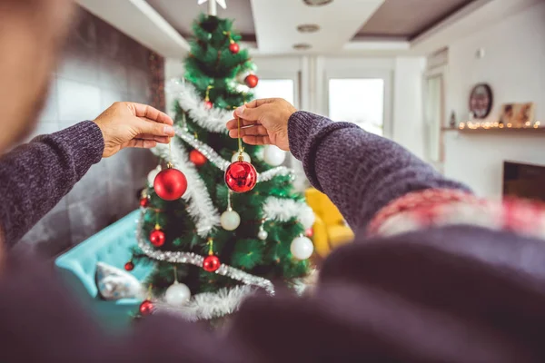 Homem decoração árvore de Natal — Fotografia de Stock