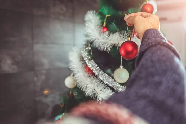 Homem decoração árvore de Natal — Fotografia de Stock