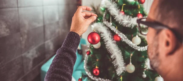 Homem decoração árvore de Natal — Fotografia de Stock