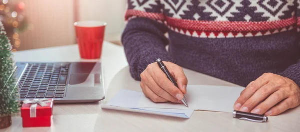 Hombre escribiendo carta de Navidad — Foto de Stock