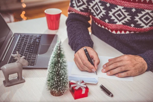 Hombre escribiendo carta de Navidad — Foto de Stock