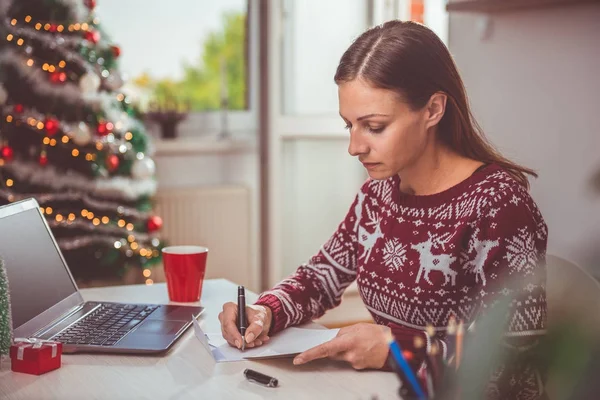 Mujer escribiendo carta de Navidad — Foto de Stock