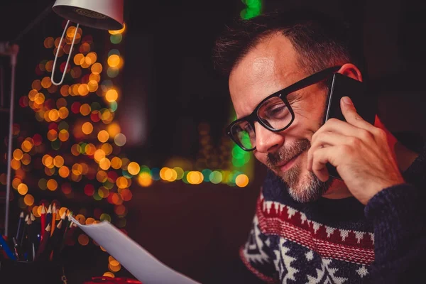 Ευτυχισμένος Άνθρωπος Λειτουργεί Αργά Νύχτα Και Μιλάμε Για Έξυπνο Τηλέφωνο — Φωτογραφία Αρχείου
