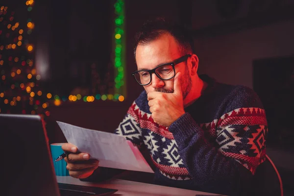 Endişeli adam posta kontrol 