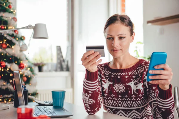 Woman shopping online at home — Stock Photo, Image
