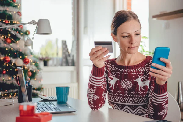 Woman shopping online at home — Stock Photo, Image