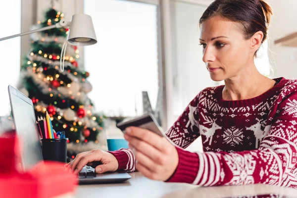 Vrouw thuis online winkelen — Stockfoto