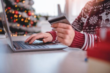 kadın evde alışveriş online 