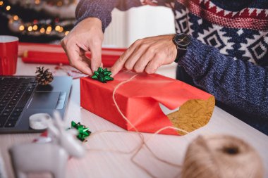 adam Noel hediye sarma