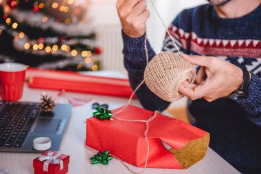 adam Noel hediye sarma