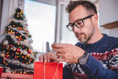 adam Noel hediye sarma