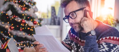 Evet ve faturaları tutan adam