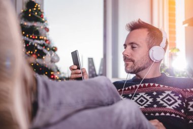 Akıllı telefon kullanan adam