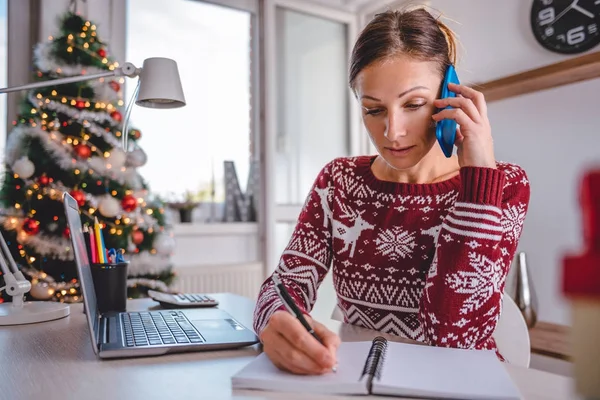 Donna che parla su smartphone — Foto Stock