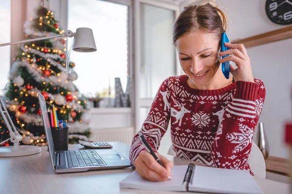 Vrouwen praten op smart phone en notities schrijven — Stockfoto