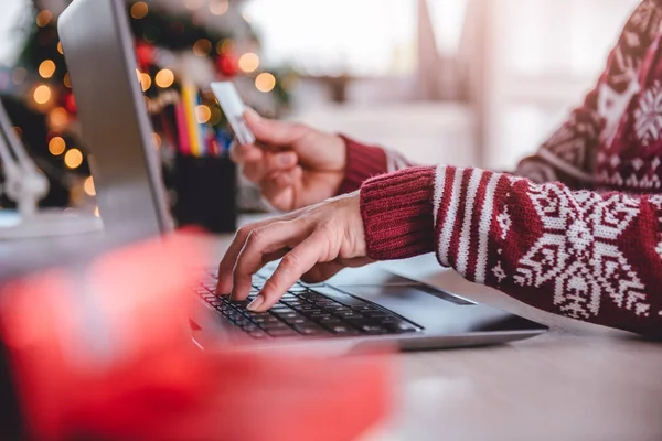 Woman shopping online at home — Stock Photo, Image