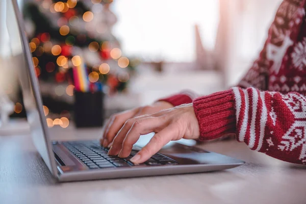 Mujer Vistiendo Suéter Rojo Usando Portátil Casa Durante Navidad — Foto de Stock