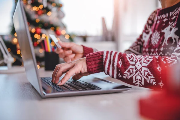 Vrouw thuis online winkelen — Stockfoto