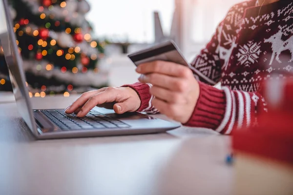 Woman shopping online at home — Stock Photo, Image